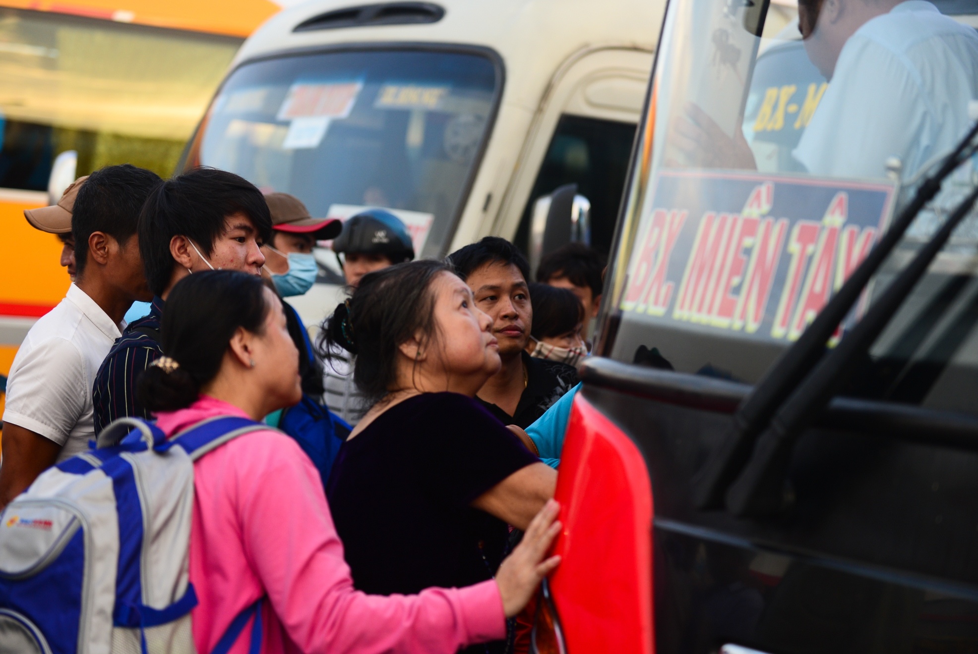 Ben xe Mien Tay lan dau bao lo hinh anh