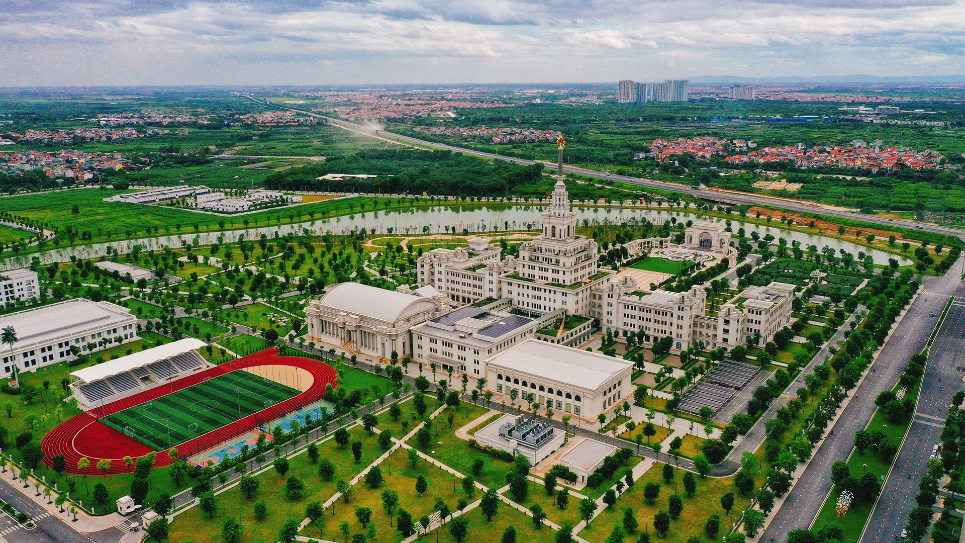 Von hoa Vingroup vuot Vietcombank, Masan lot top 10 hinh anh