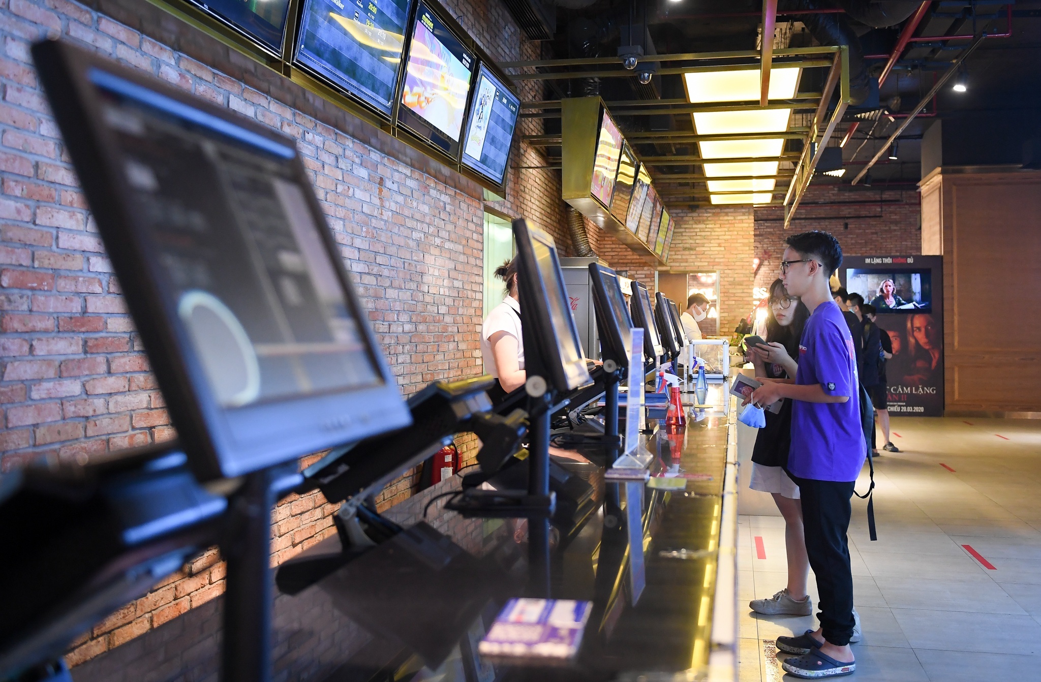 Khoi phuc hoat dong van hoa,  mo cua kinh te,  Song chung voi dai dich anh 2