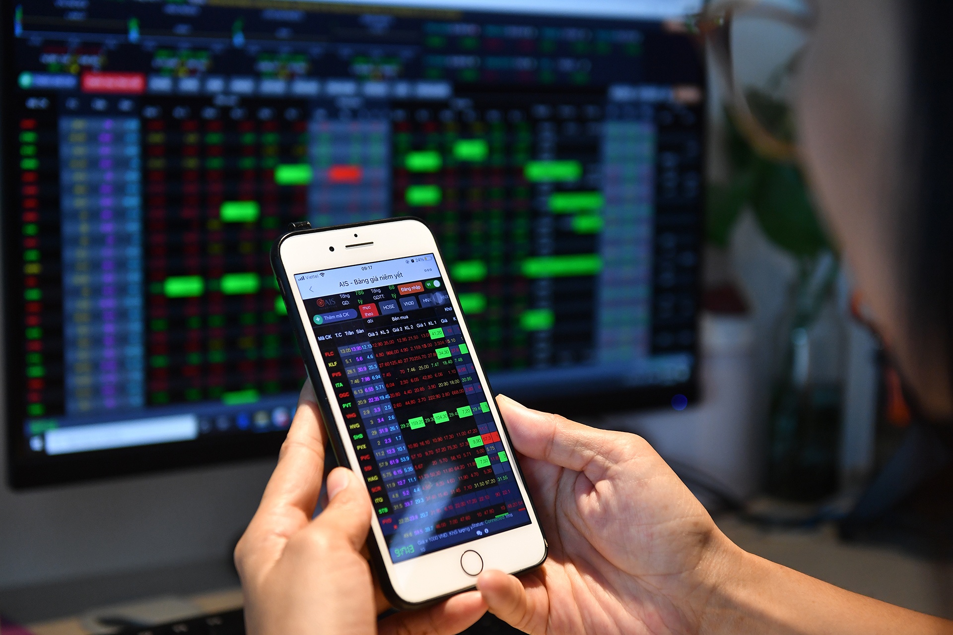 Bon doanh nghiep co von hoa vuot 10 ty USD tren HoSE hinh anh