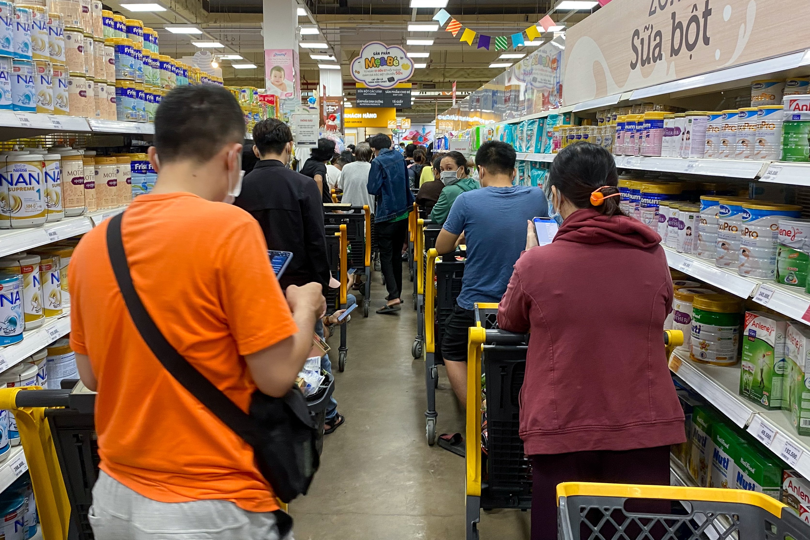 Co phieu ban le thuc pham lap dinh khi TP.HCM gian cach hinh anh