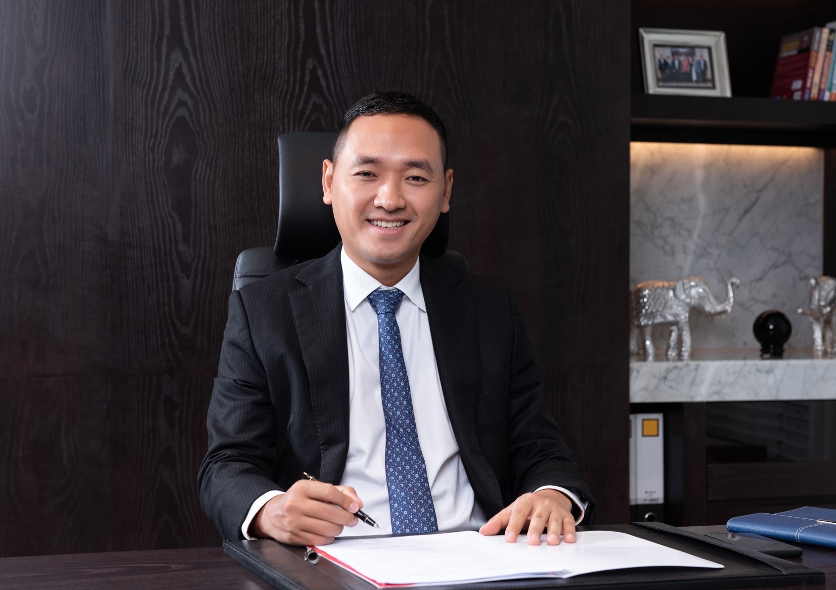 CEO Nguyen Van Tuan dang ky mua 10 trieu co phieu GEX hinh anh