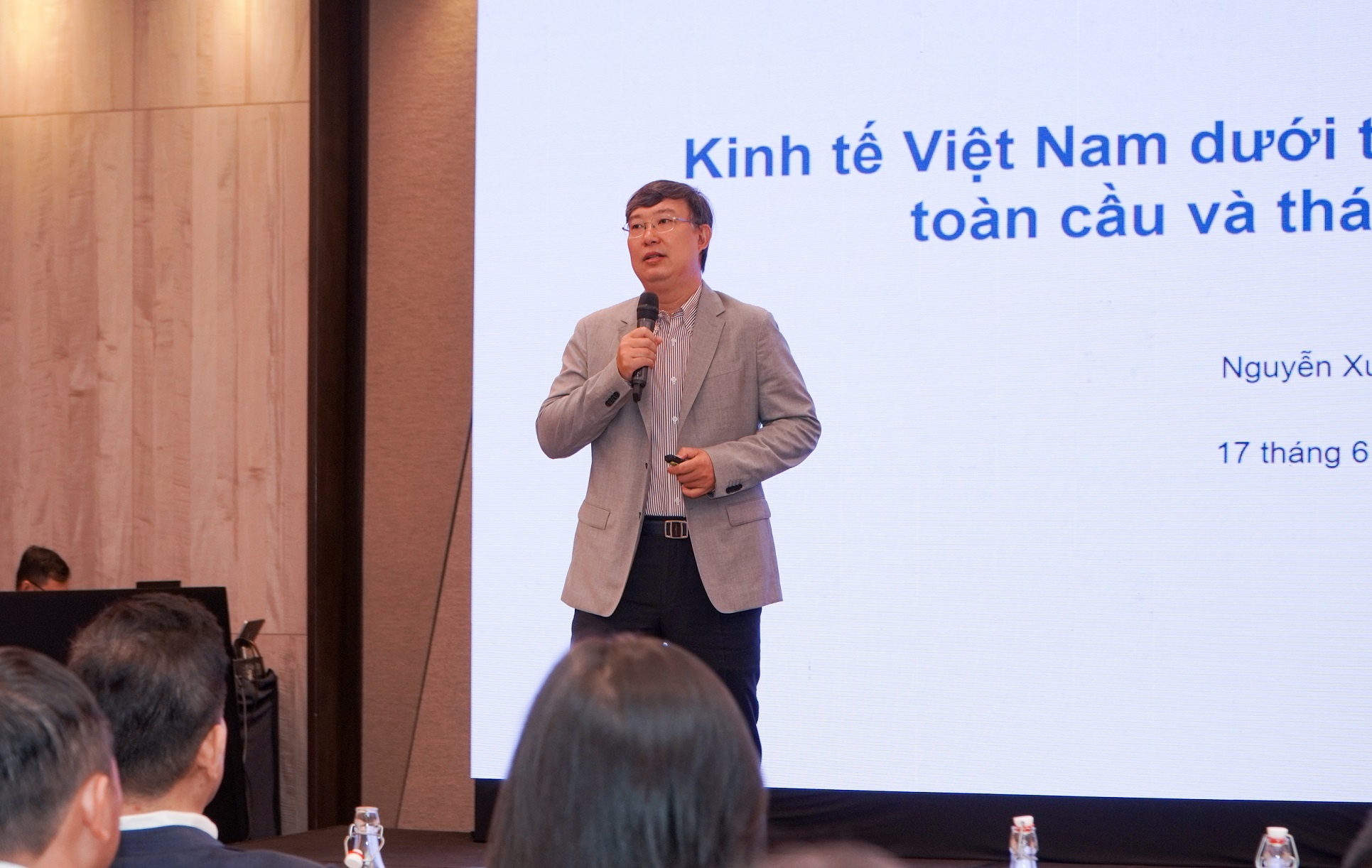 ha lai suat,  huong loi,  vay no cao anh 1