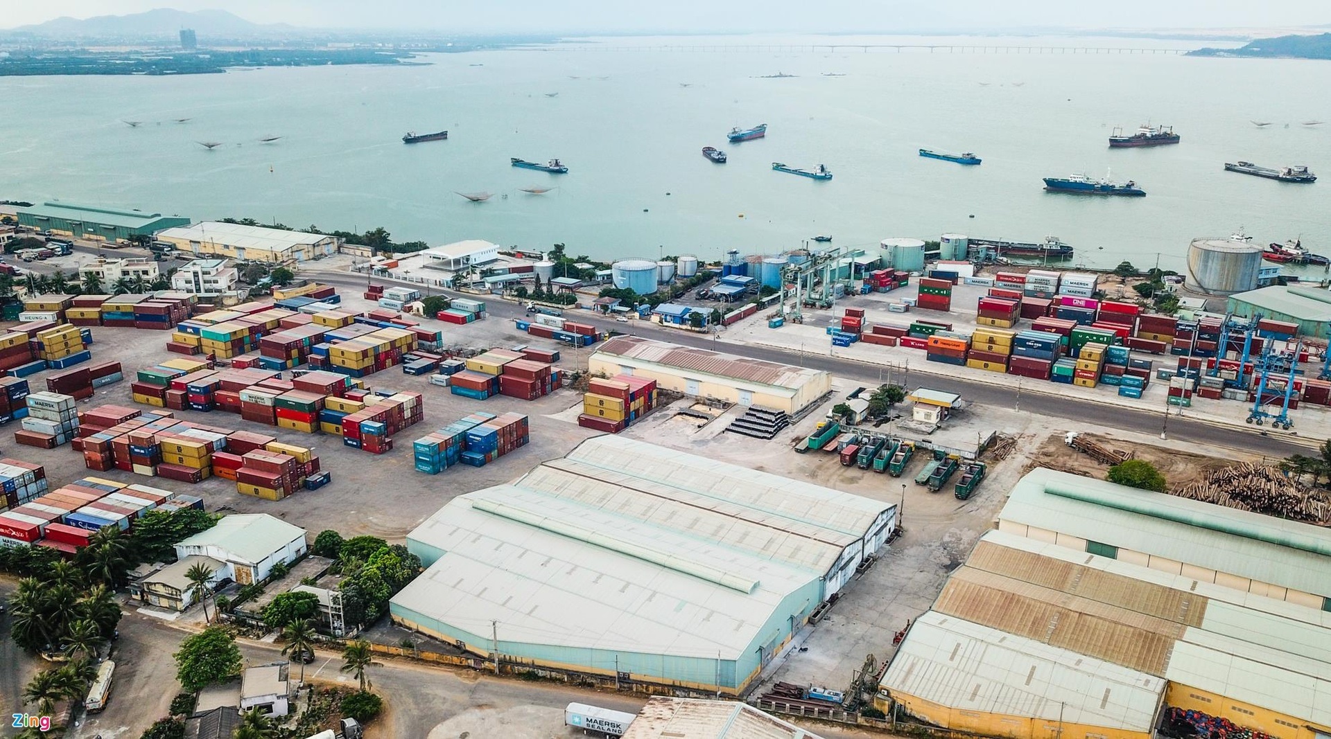 Doanh nghiep cang bien lai dam hinh anh