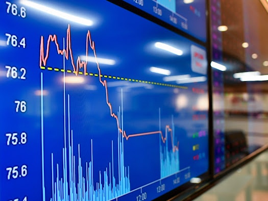 Tien bat day tang manh khi VN-Index thung moc 900 diem hinh anh