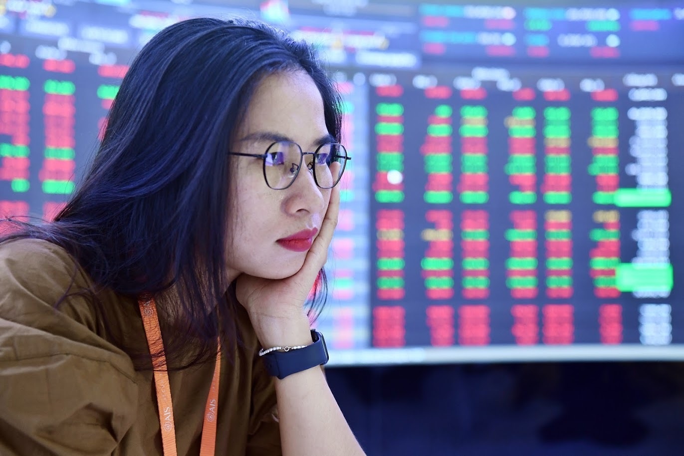 Cong ty chung khoan khuyen nha dau tu than trong giai ngan moi hinh anh