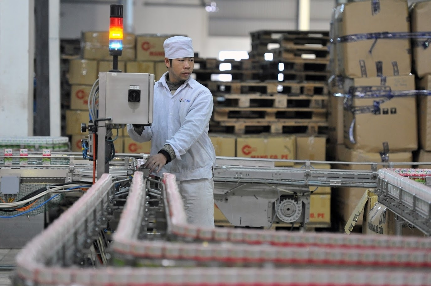 Loi nhuan doanh nghiep niem yet tang cham lai hinh anh