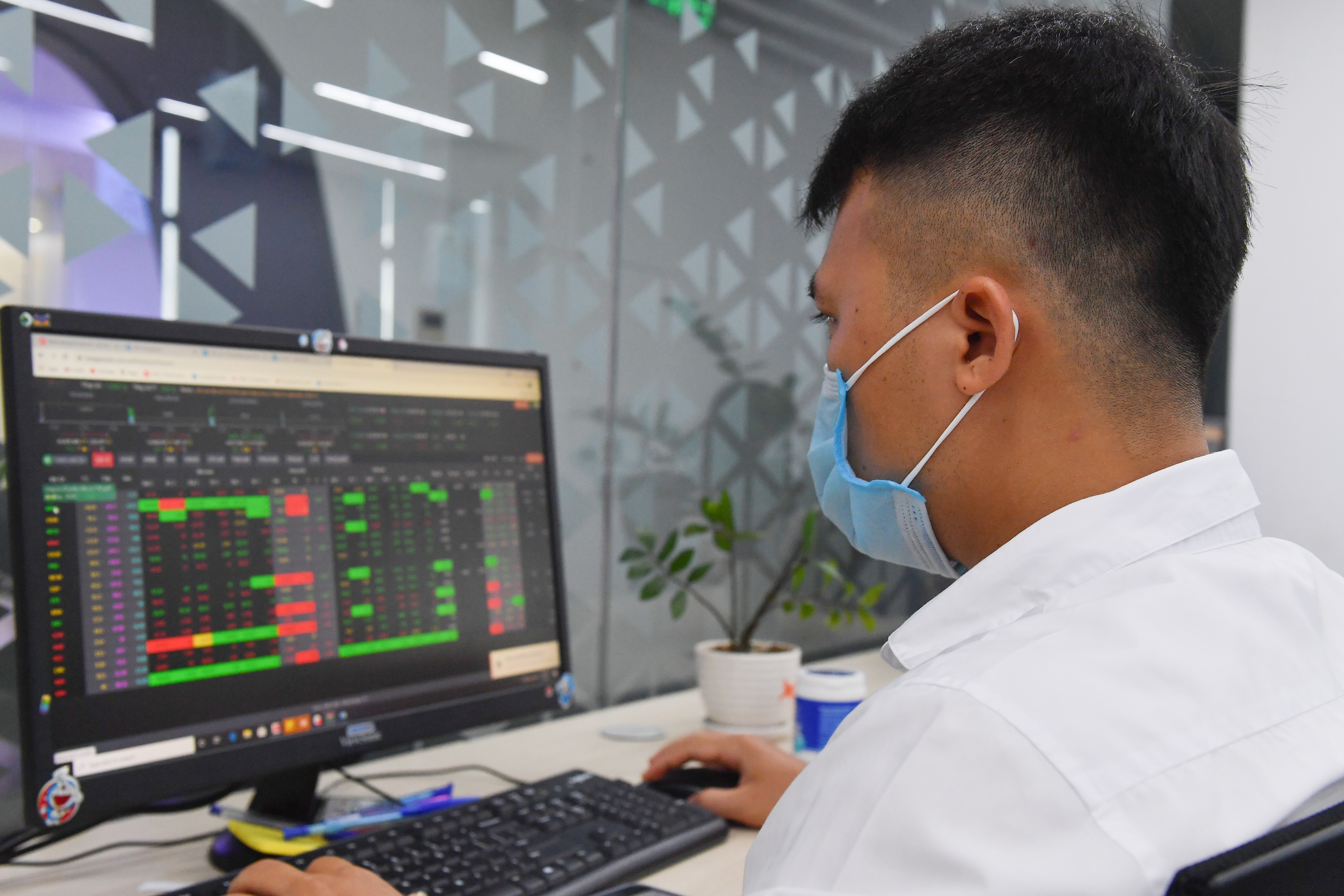 Dao chieu bat ngo, VN-Index tang 4 diem hinh anh