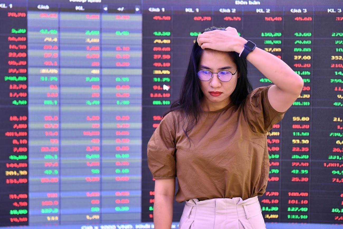 Chung khoan tiep tuc bi ban thao, gan 1.000 ma giam gia hinh anh