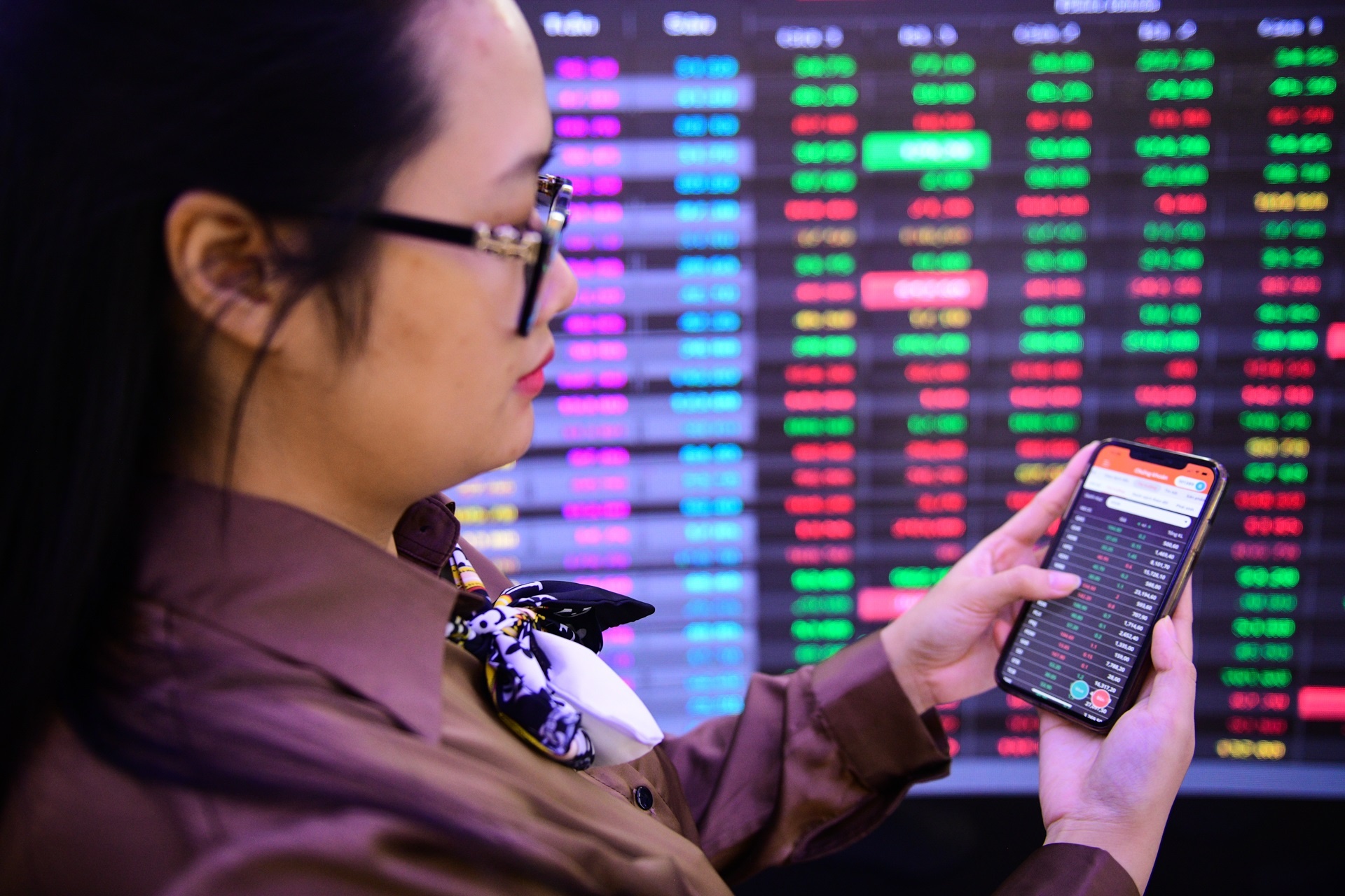 Co phieu bat dong san,  thi gia thoi phong,  co phieu but pha anh 2