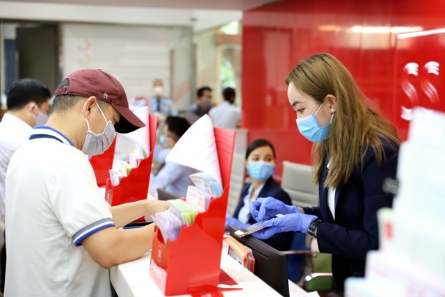 Cong ty chung khoan chay dua vay tin chap nuoc ngoai hinh anh