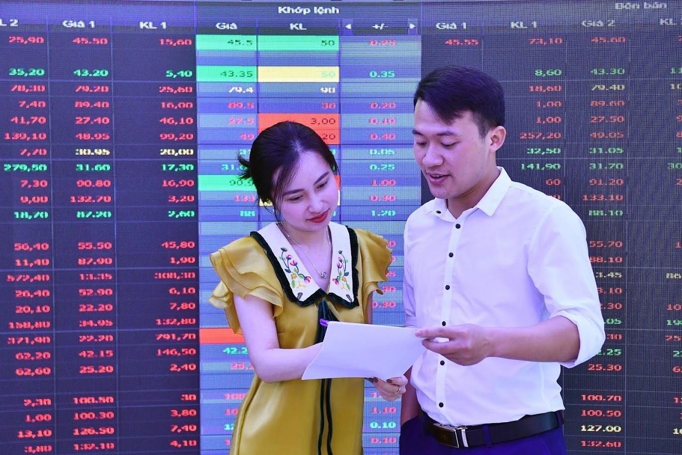 Moi gioi chung khoan an nen lam ra hinh anh