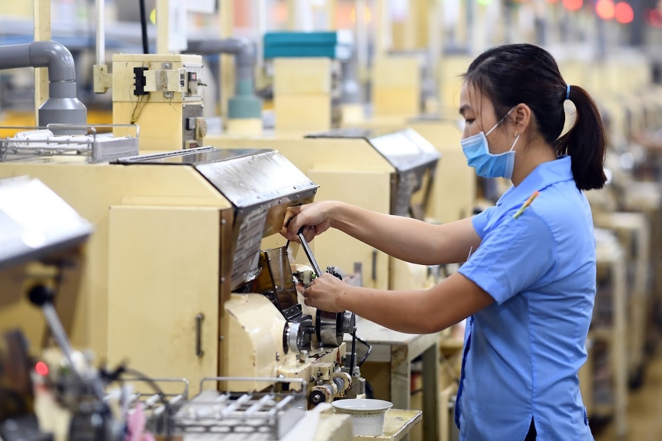 Loi nhuan doanh nghiep niem yet van tang gan 18% du GDP giam hinh anh