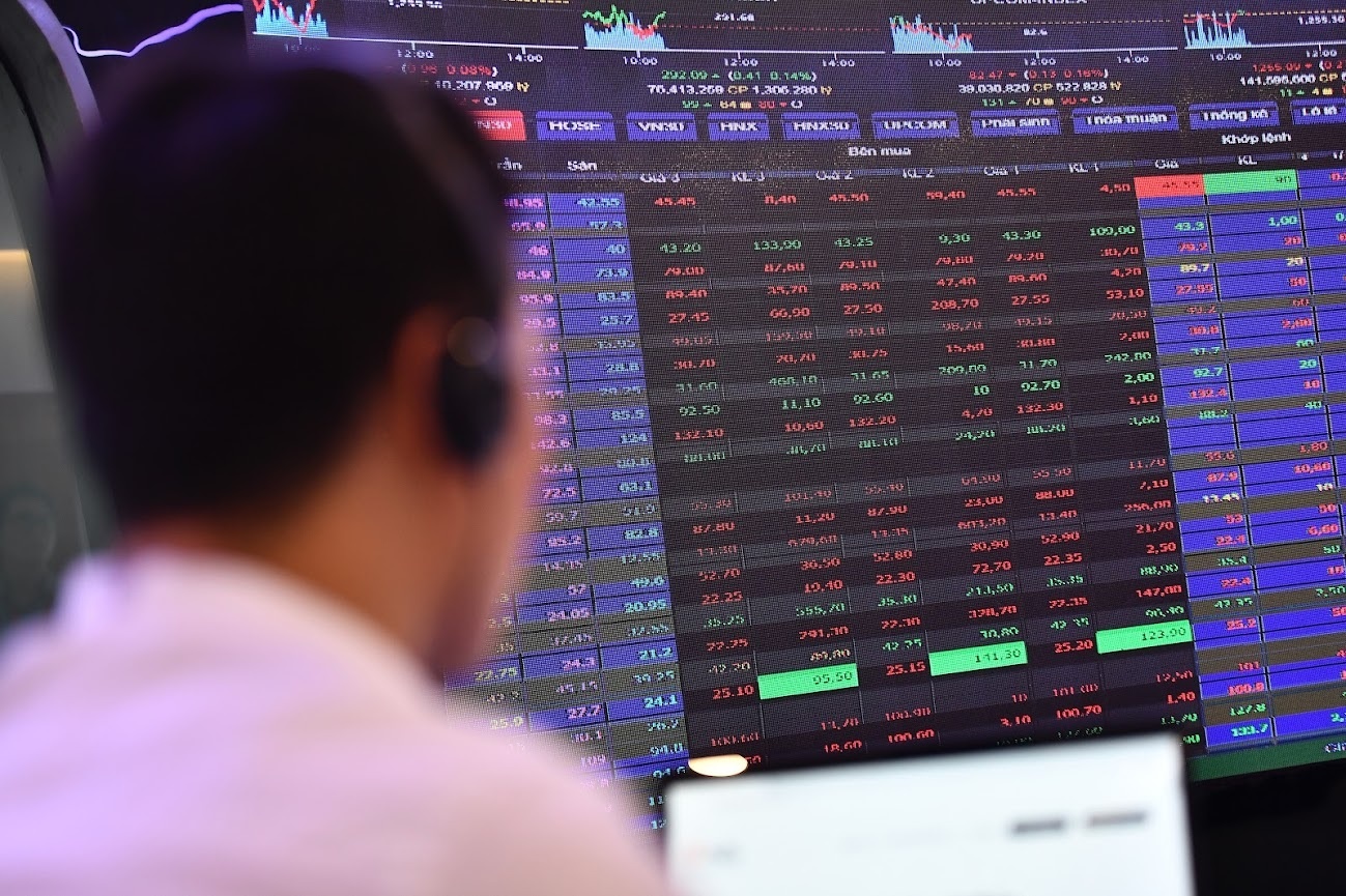 Chung khoan mat hon 10 diem dau tuan hinh anh