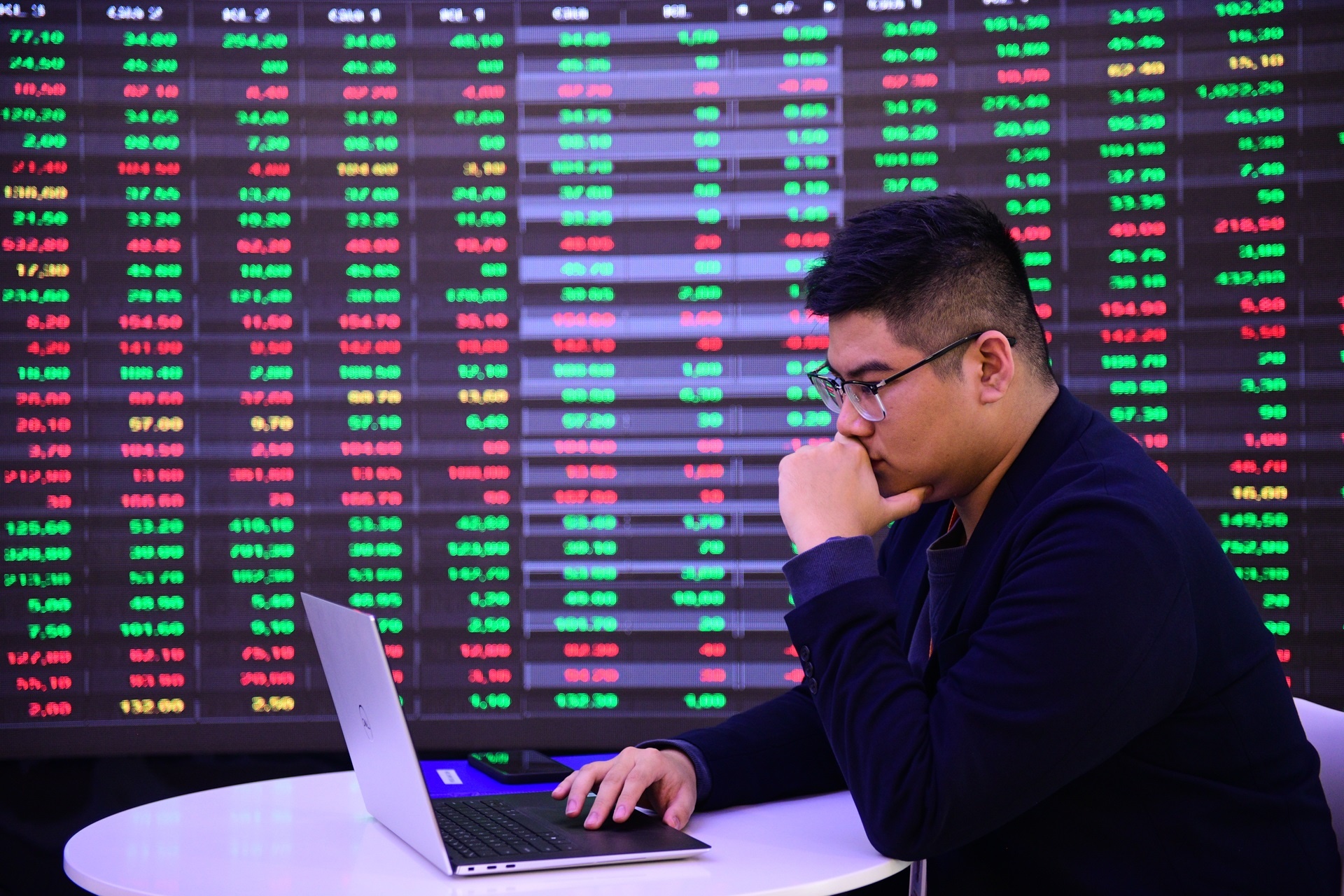 VN-Index mat gan 9 diem phien dau tuan hinh anh