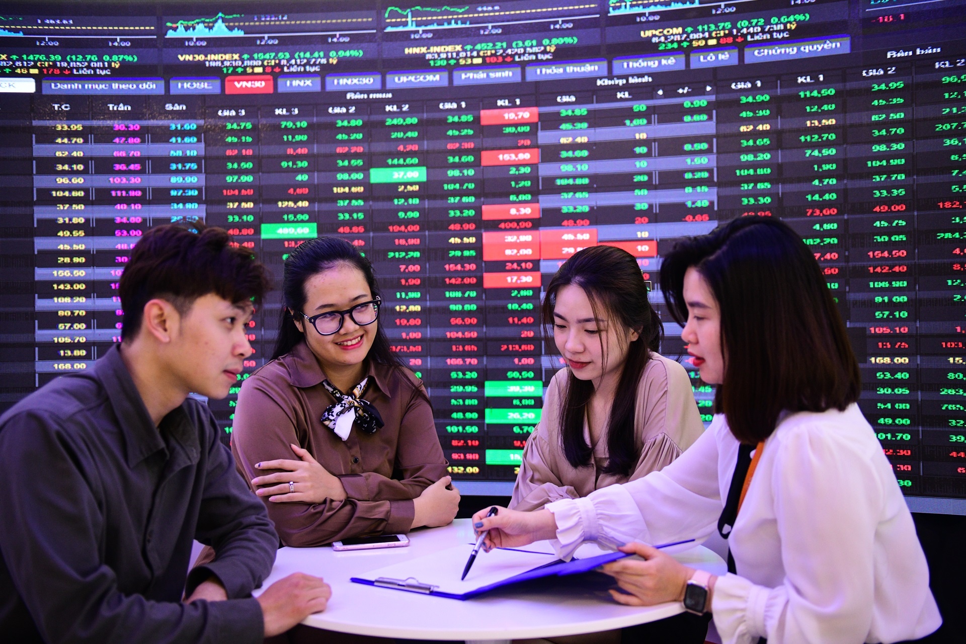 Gan 200.000 tai khoan chung khoan mo moi thang dau nam hinh anh