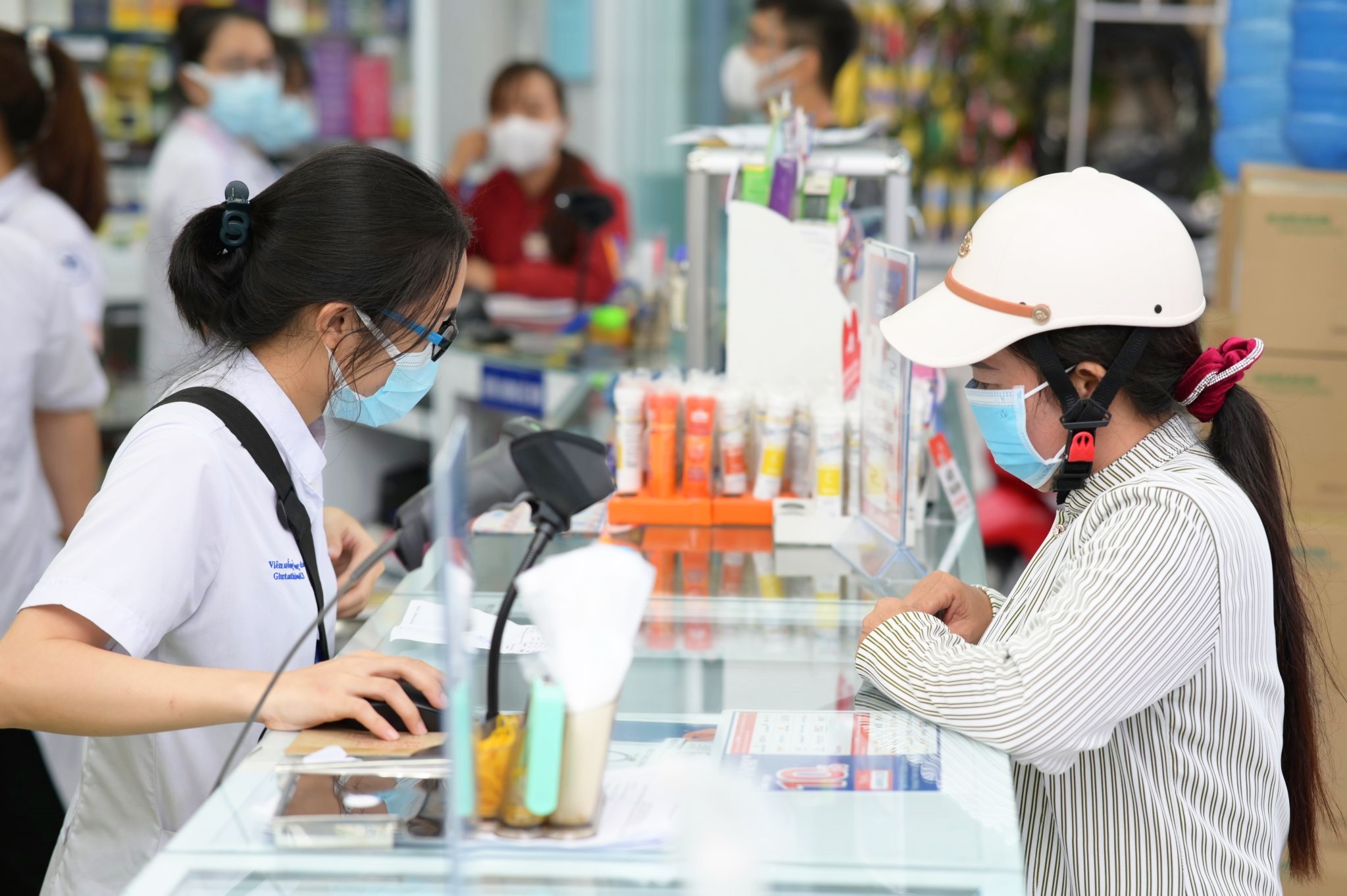 Cac dai gia ban le chay dua mo nha thuoc hinh anh