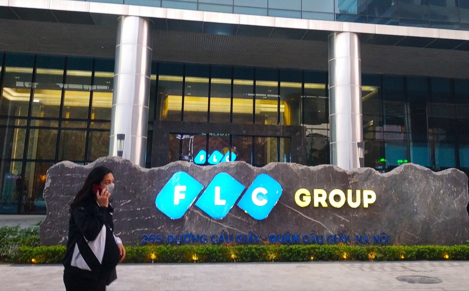 HoSE dinh chi them mot co phieu ‘ho FLC’ hinh anh