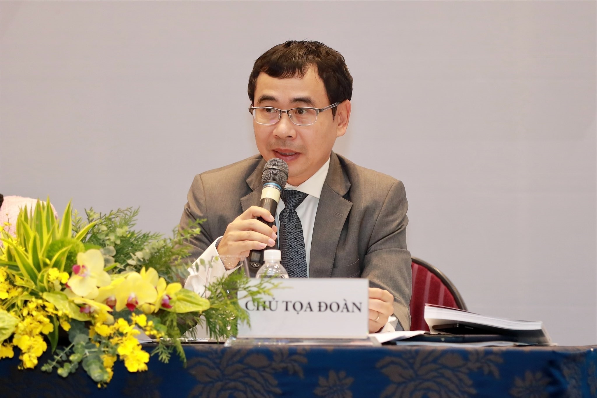 Ong To Hai chi hang chuc ty mua co phieu Vietcap, BVBank hinh anh