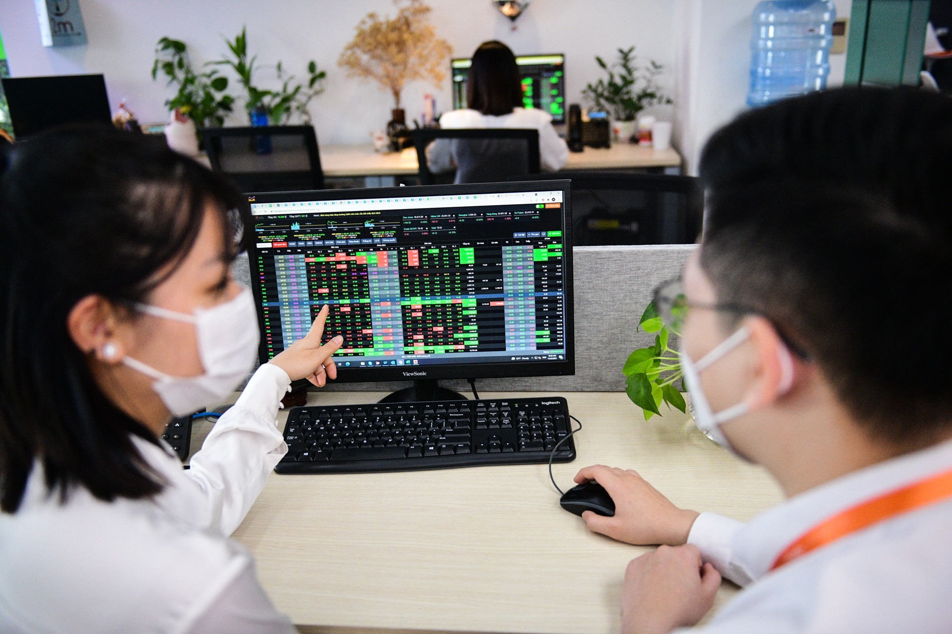 Chan thi truong co so, nha dau tu nhay sang phai sinh? hinh anh