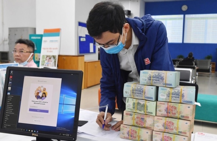 Doanh nghiep o at mua lai trai phieu truoc han hinh anh