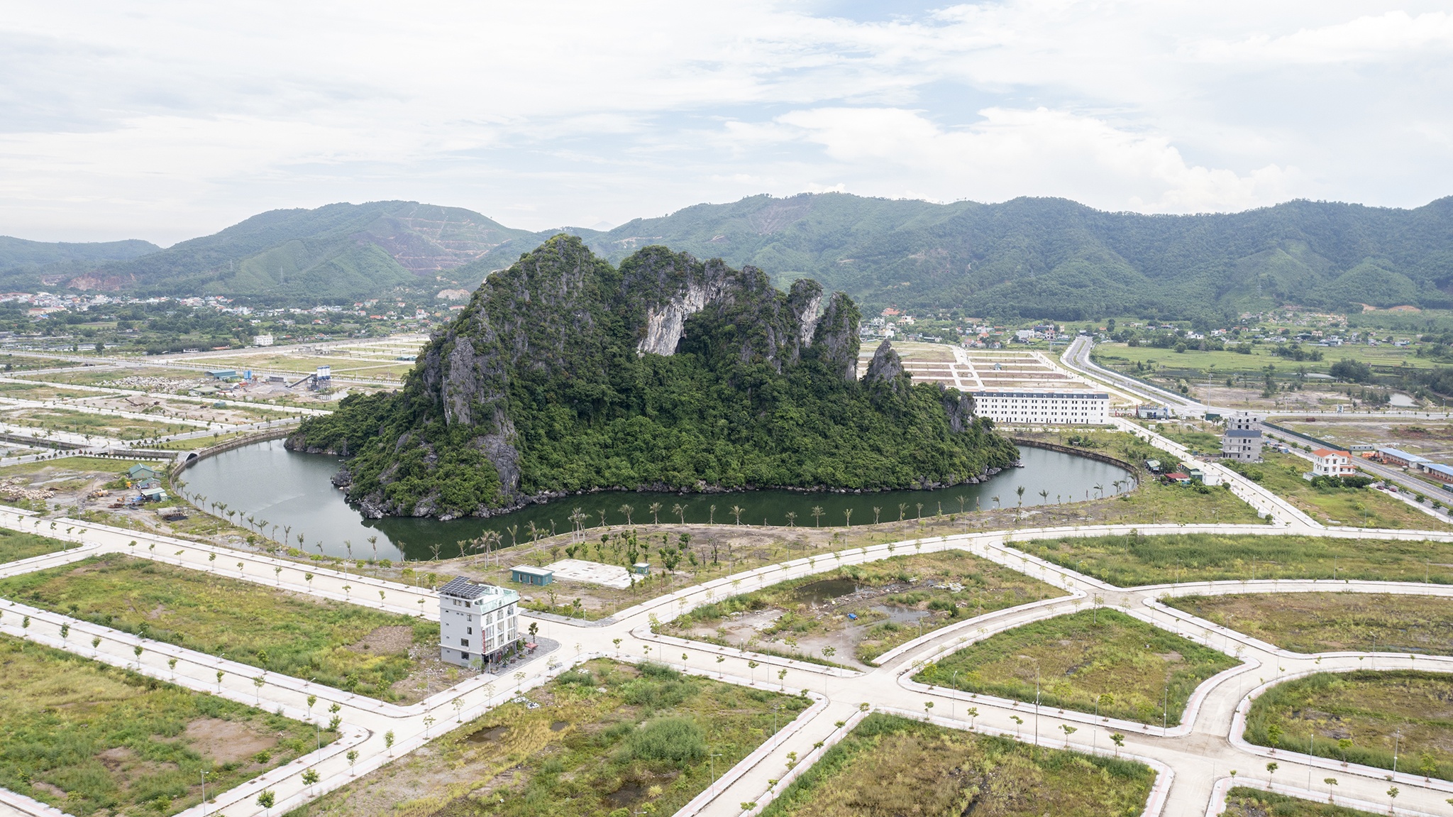 Chan dung ong chu du an 'hon non bo' o Van Don hinh anh