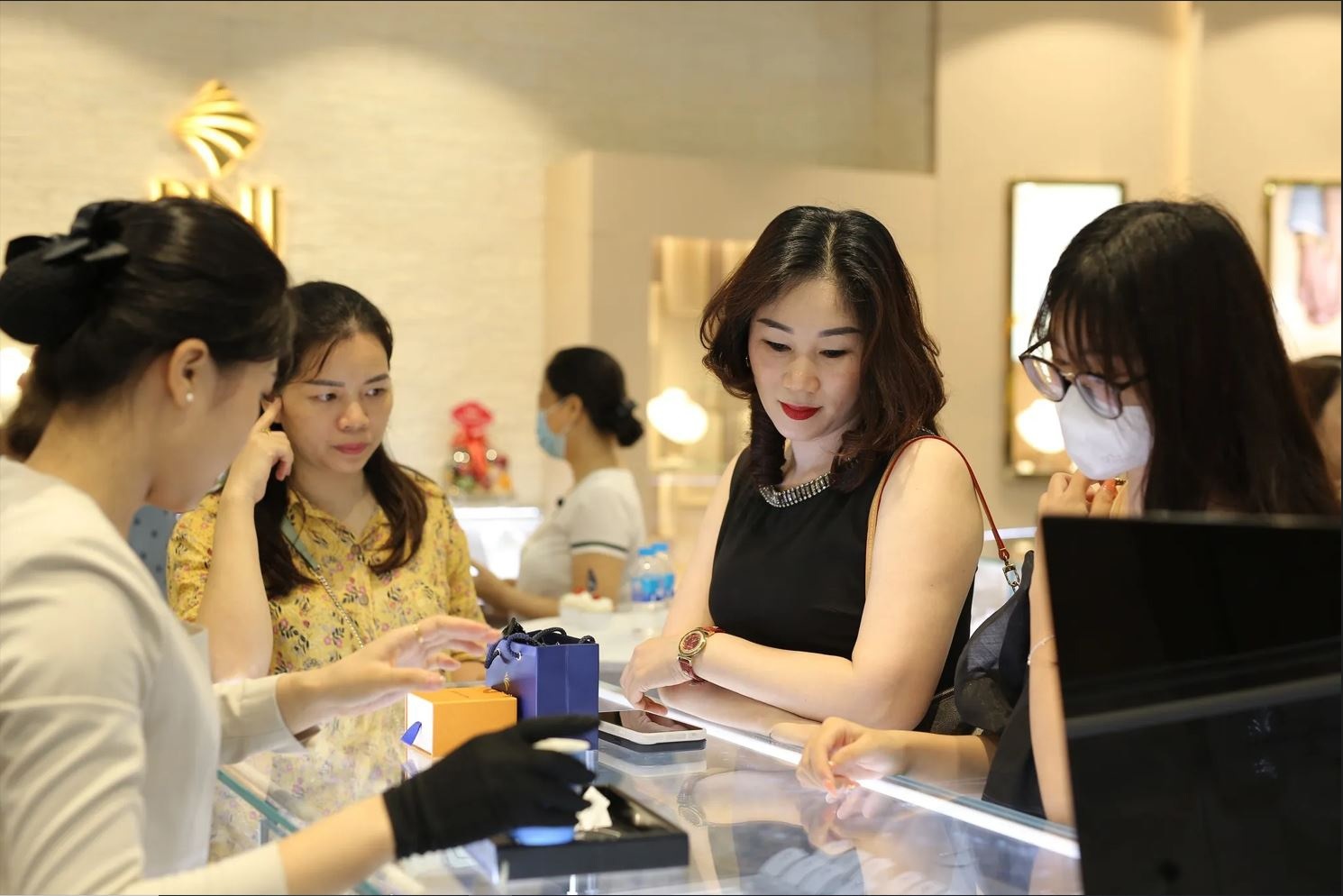 PNJ thu gan 1 ty USD sau 8 thang hinh anh