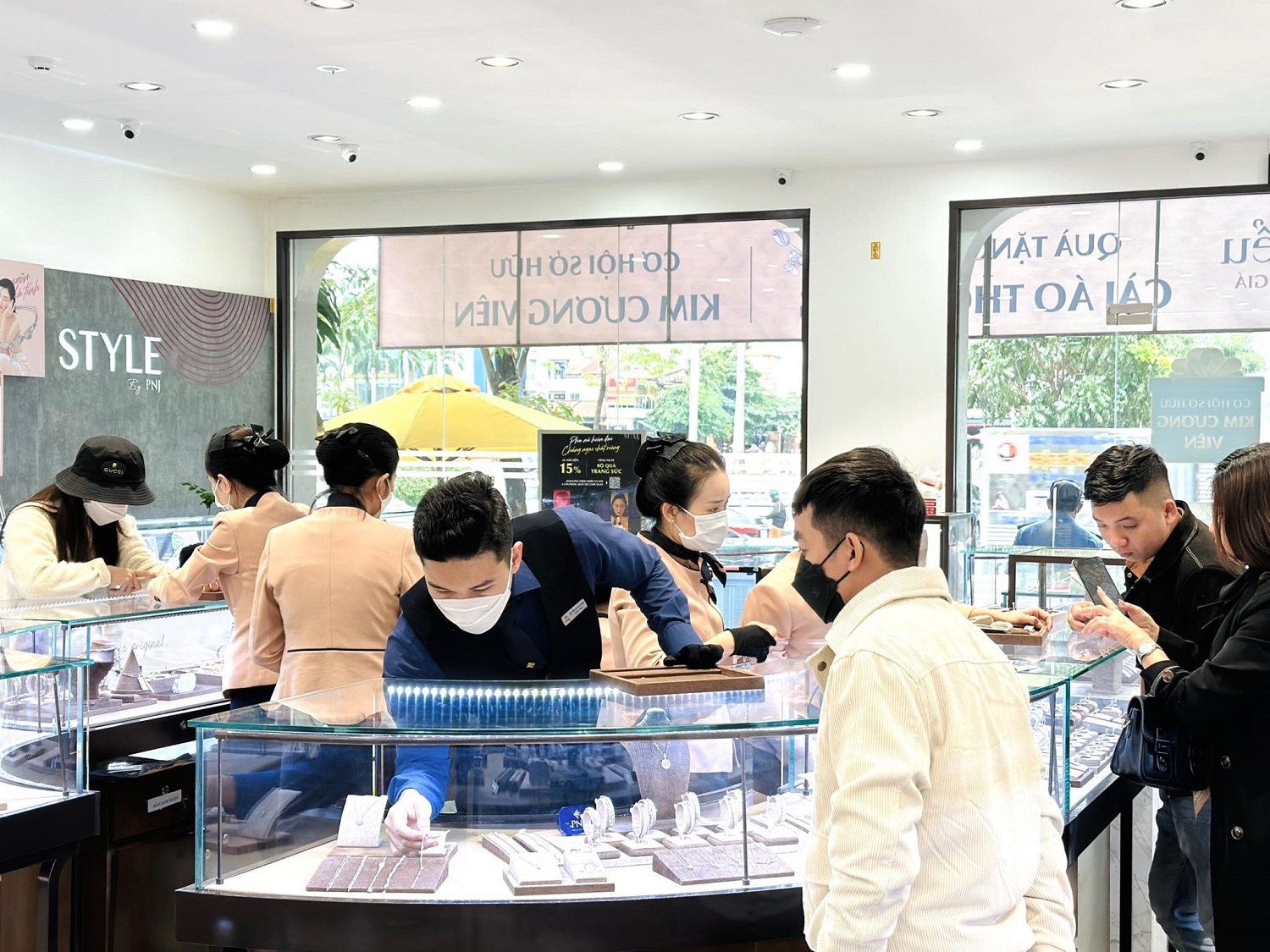 PNJ vuot ke hoach nam som 3 thang hinh anh