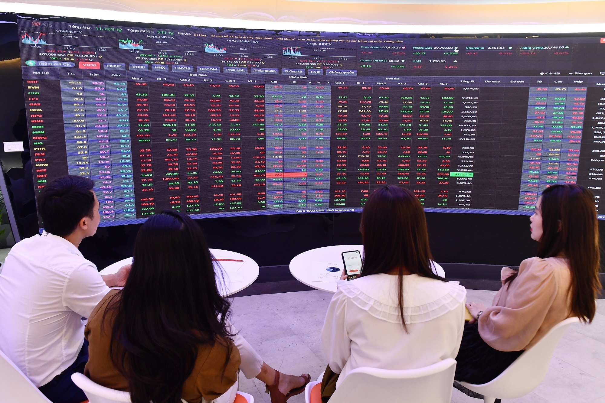 Nhieu nguoi than Chu tich Thep Pomina ban co phieu hinh anh