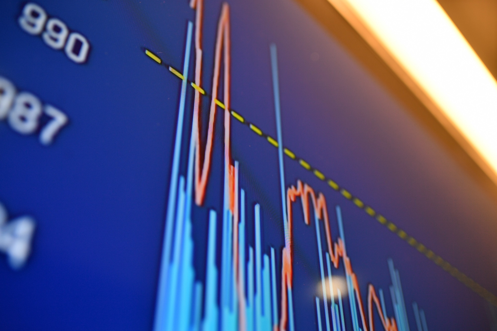 Tien vao chung khoan thap nhat mot thang hinh anh