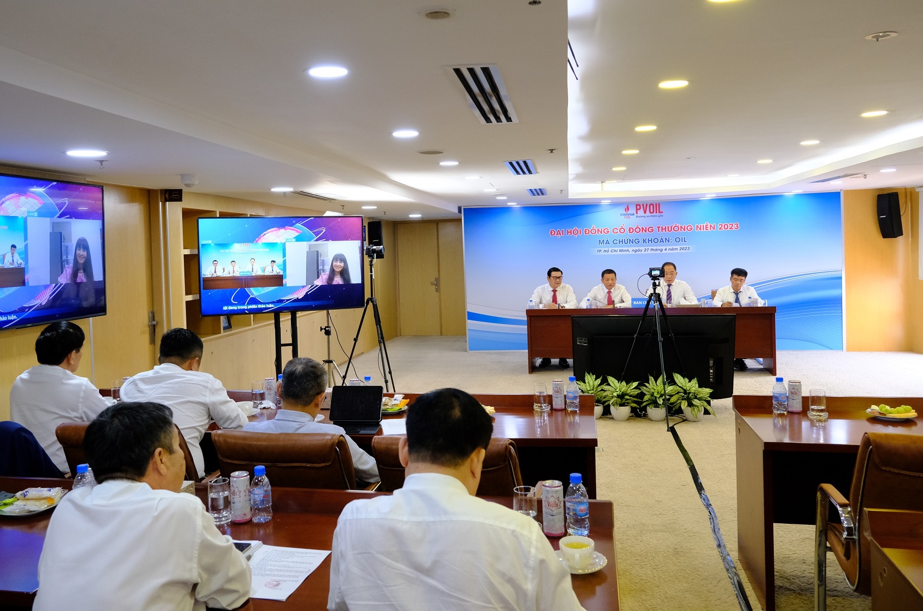 PVOIL mo them tram sac VinFast, mua lai cac cay xang nho hinh anh