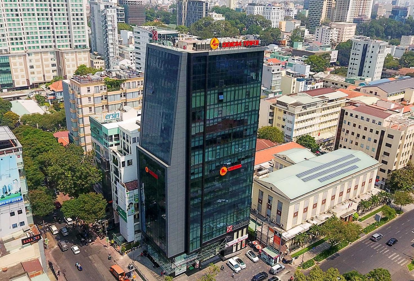 Nu sinh 19 tuoi chi hon tram ty mua mot lo co phieu tren san hinh anh