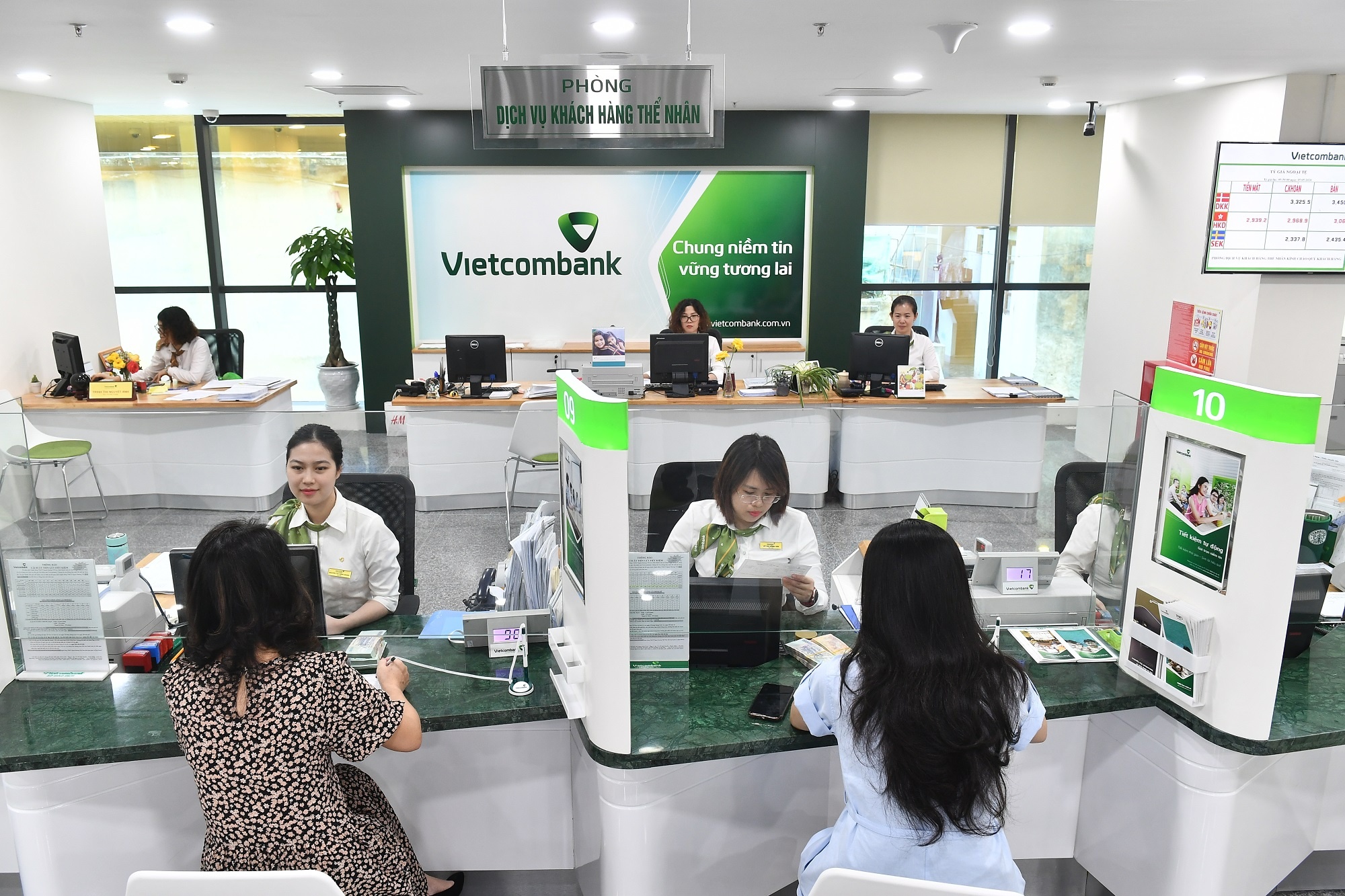 Ngan hang thong bao gian doan giao dich tai quay dip Tet Duong lich hinh anh