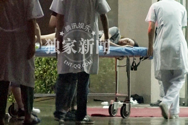 Nữ ca sĩ vẫn giữ tâm lý bình tĩnh khi vào viện.