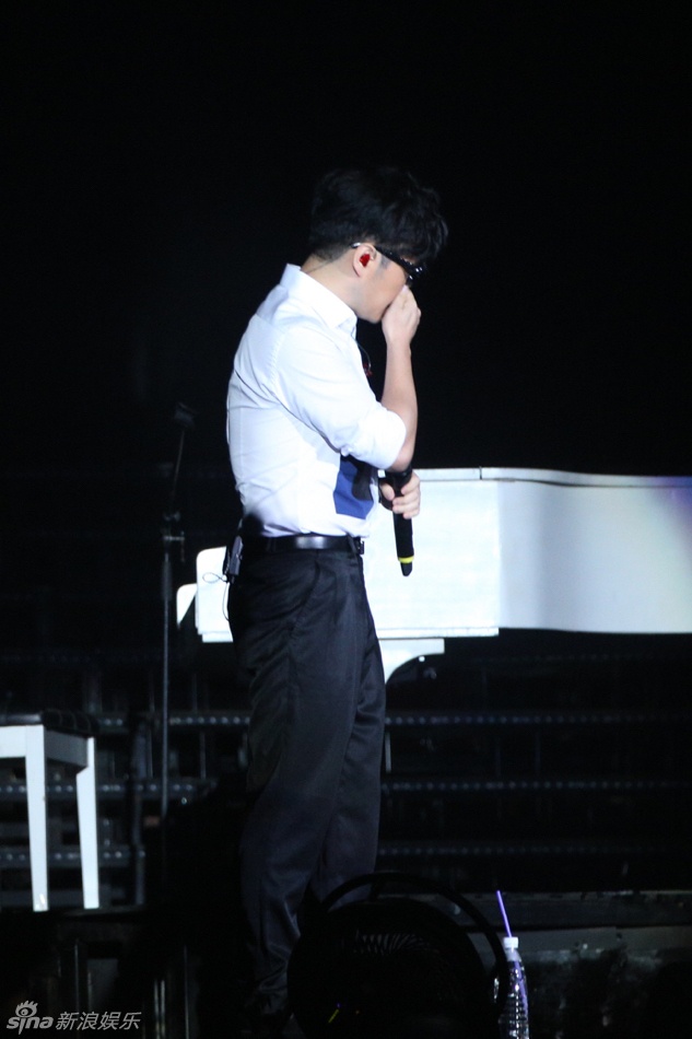 Ngay cả nam ca sĩ hát cùng cô trên sân khấu cũng ngỡ ngàng vì sự cố của đồng nghiệp. 