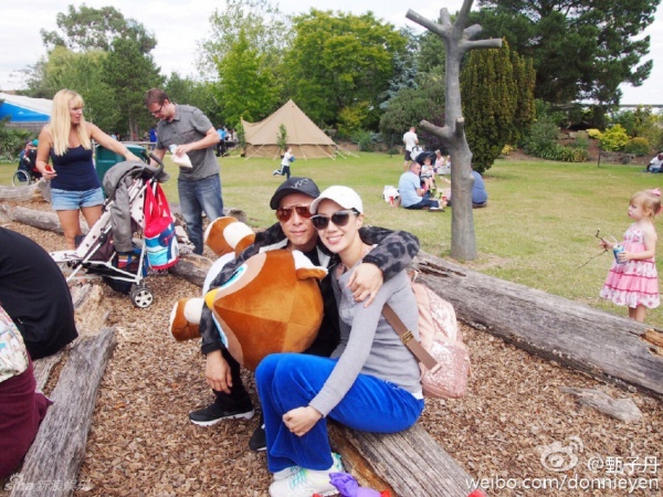 Anh chụp ảnh tình cảm bên vợ. Uông Thi Thi là vợ hai của tài tử Diệp Vấn. Luận về gia thế, cô hơn hẳn chồng mình. Uông sinh trưởng trong một gia đình giàu có định cư lâu dài ở Canada. Cha cô là ông trùm kinh doanh đá quý và kim cương, được xưng tụng “vua trang sức Canada.