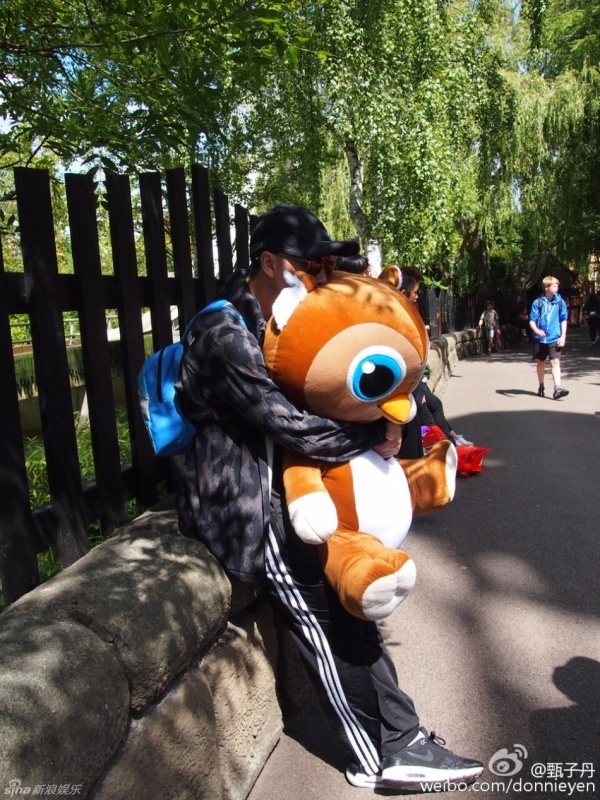 Chân Tử Đan ôm gấu bông chờ đợi mọi người.