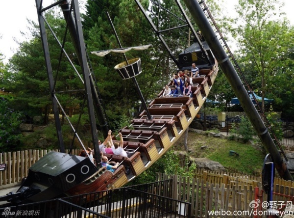 Đoàn nghệ sĩ thân thiết thử thách trò chơi mạo hiểm.