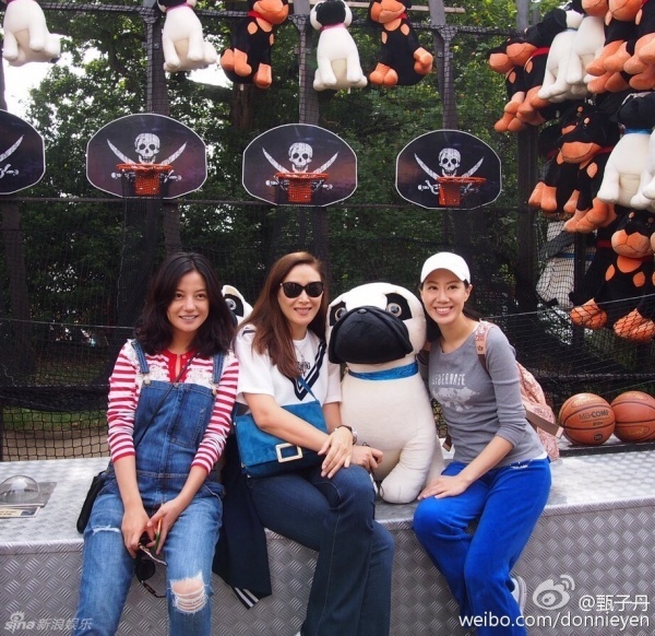 Triệu Vy khá trẻ trung so với tuổi U40. Hơn Uông Thi Thi (ngoài cùng bên phải) tới 5 tuổi nhưng nhìn hai người như tương đồng tuổi tác.