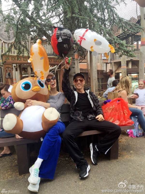 Cặp sao kết hôn năm 2003 và đến nay có hai con gái. Trong làng showbiz, Chân Tử Đan được đánh giá nể sợ vợ. Sau kết hôn, anh không vướng vào những thị phi tình ái như lần kết hôn đầu. Toàn bộ tài sản trong gia đình cũng do Uông Thi Thi một tay quản lý.