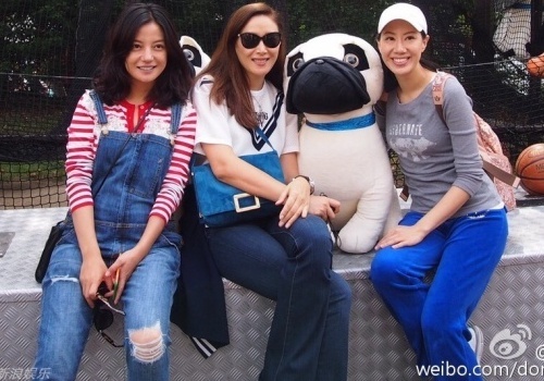 Gia dinh Chan Tu Dan khoe anh vui ve ben Trieu Vy o Anh hinh anh