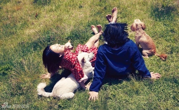 Cặp đôi đã chuyển về đảo Jeju sinh sống sau khi kết hôn. Cả hai sống bình dị, trồng rau, nuôi gà, bắt cá mỗi ngày, rời xa sự xô bồ ở showbiz.