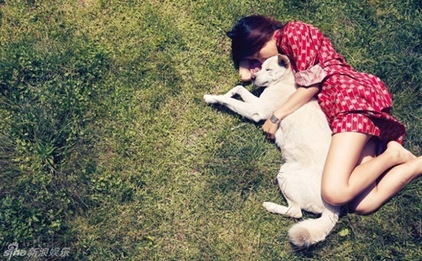 Cô nằm trên bãi cỏ tân hưởng những giây phút thoải mái.