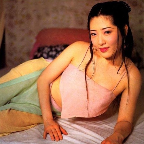 Dương Tư Mẫn trong tạo hình Phan Kim Liên nóng bỏng của thập niên 90.