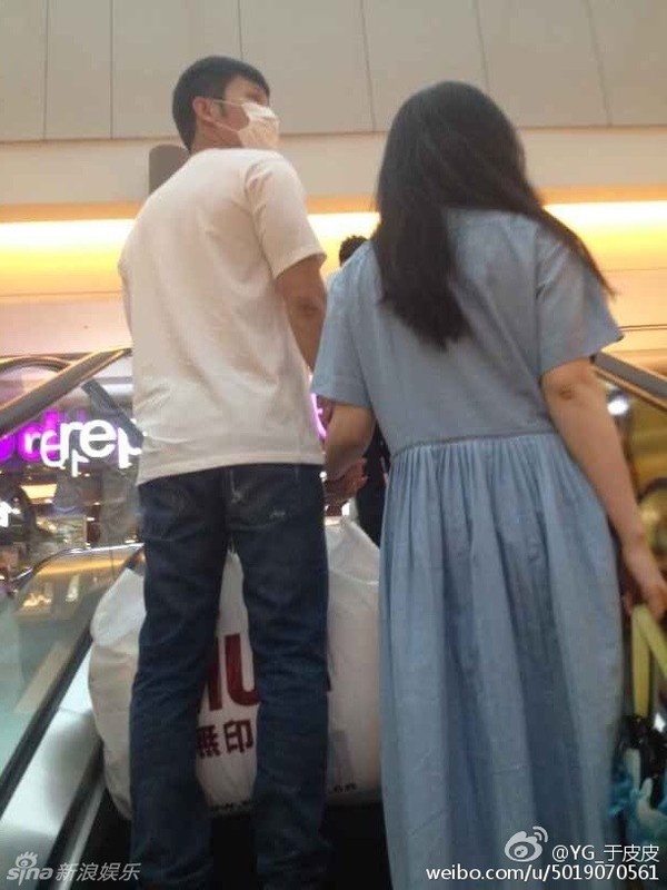 Phạm Băng Băng - Lý Thần nắm tay tình tứ khi đi mua sắm.