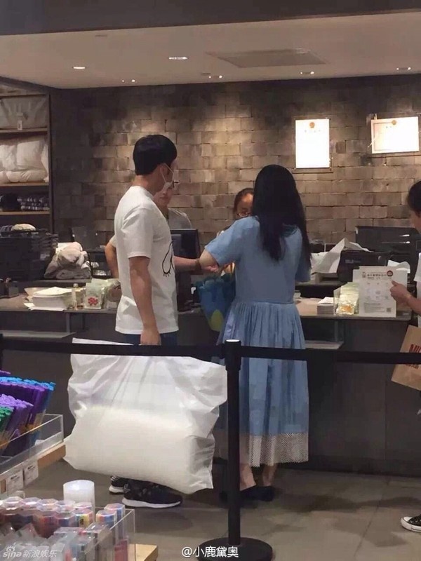 Cặp sao đi mua đồ nội thất trong gia đình.