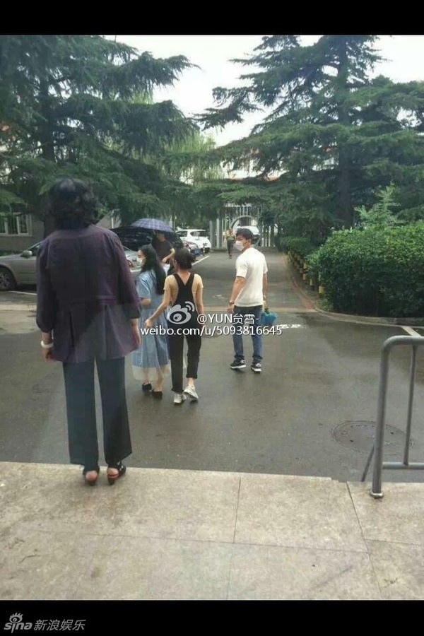 Cả hai cùng di chuyển về khu biệt thự ở ngoại ô Bắc Kinh (Trung Quốc).