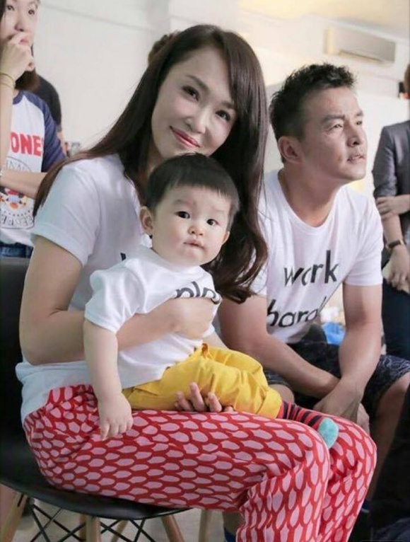 Phạm Văn Phương mới đây chia sẻ ảnh gia đình hạnh phúc khi đi chụp hình cho một tạp chí. Bé Zed năm nay tròn 2 tuổi, được khen bầu bĩnh dễ thương. 