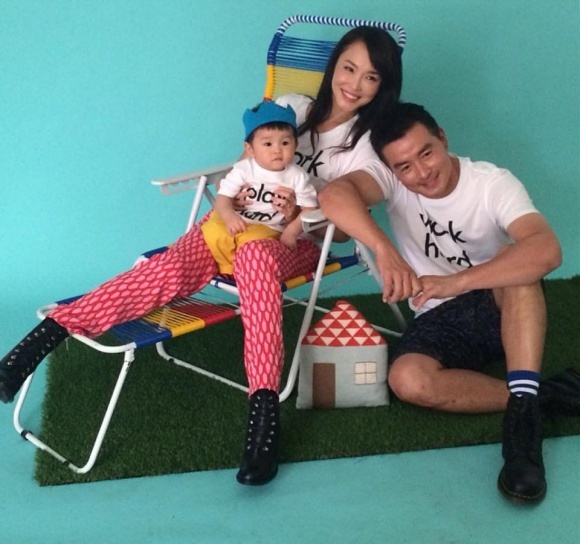 Cậu nhóc tạo dáng chuyên nghiệp cùng bố mẹ nổi tiếng. Zed thừa hưởng cả nét đẹp của bố và mẹ.