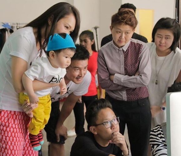 Bé Zed chăm chú nhìn vào thành quả chụp hình, trông rất ra dáng người mẫu nhí.